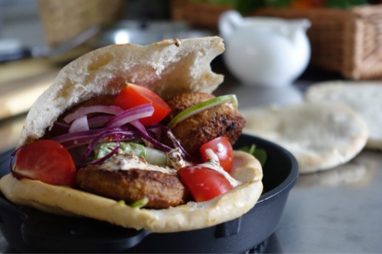 vegánske jedlo, falafal v pita chlebe