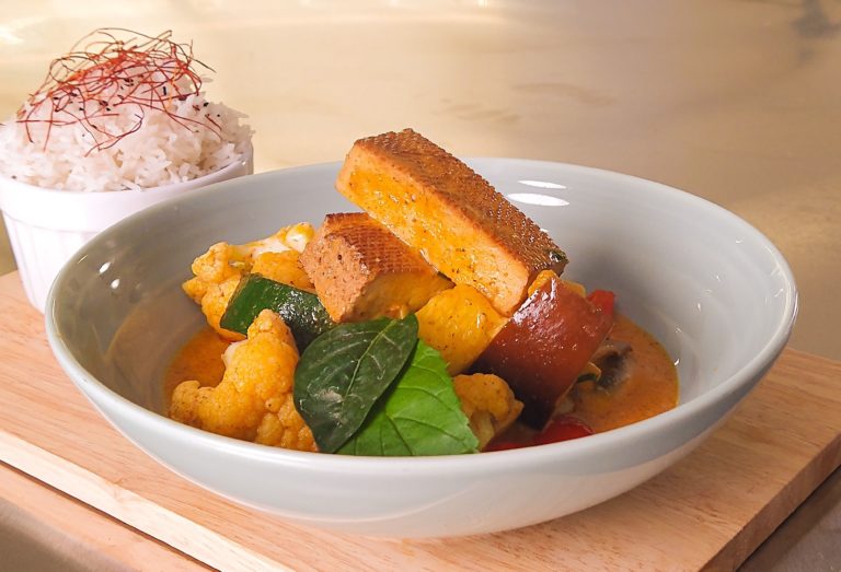 červene kari s basmati ryžou, tofu, vegan jedlo