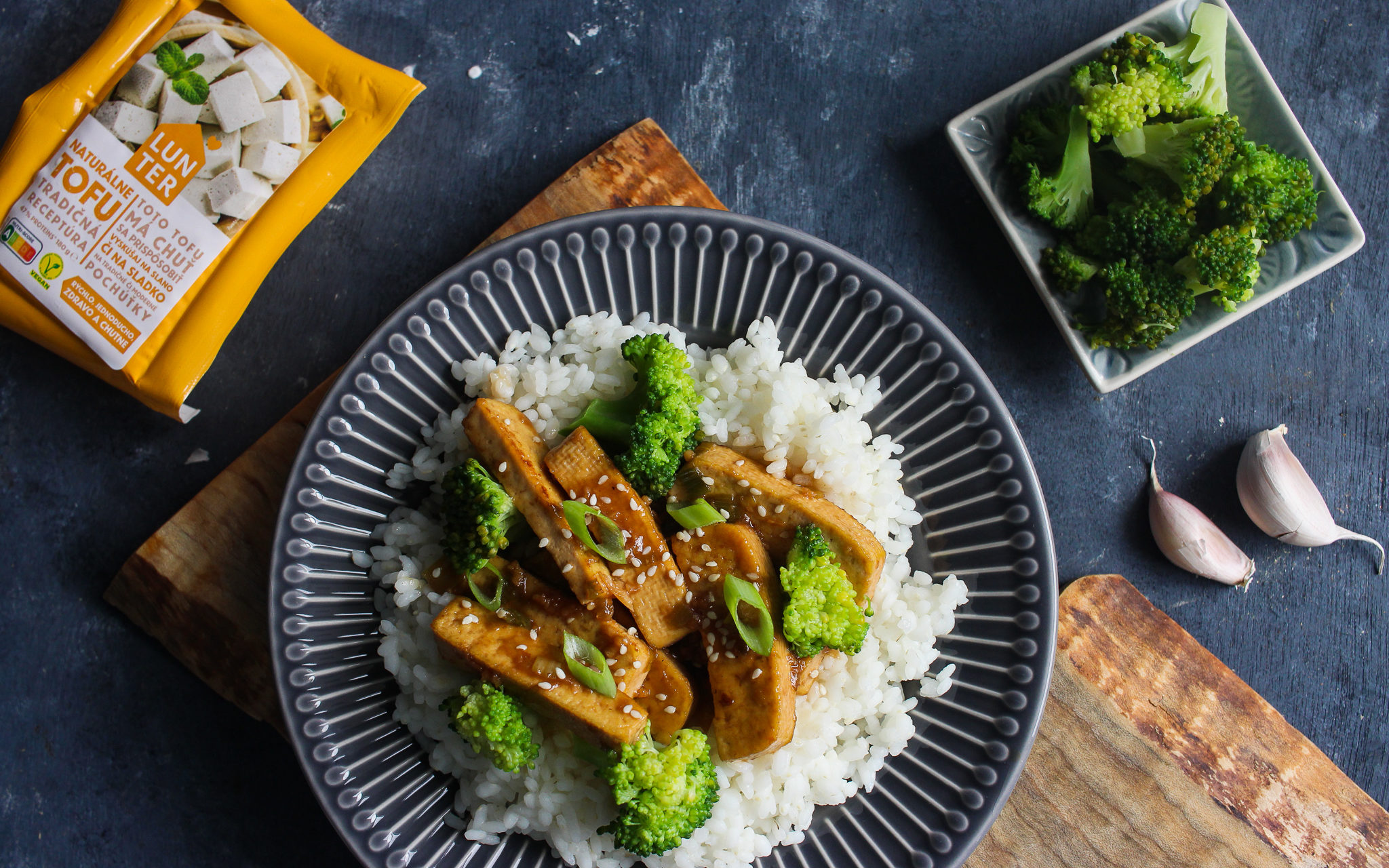 vegánske jedlo, tofu, cesnakové tofu stripsy, brokolica, ryža, Lunter tofu