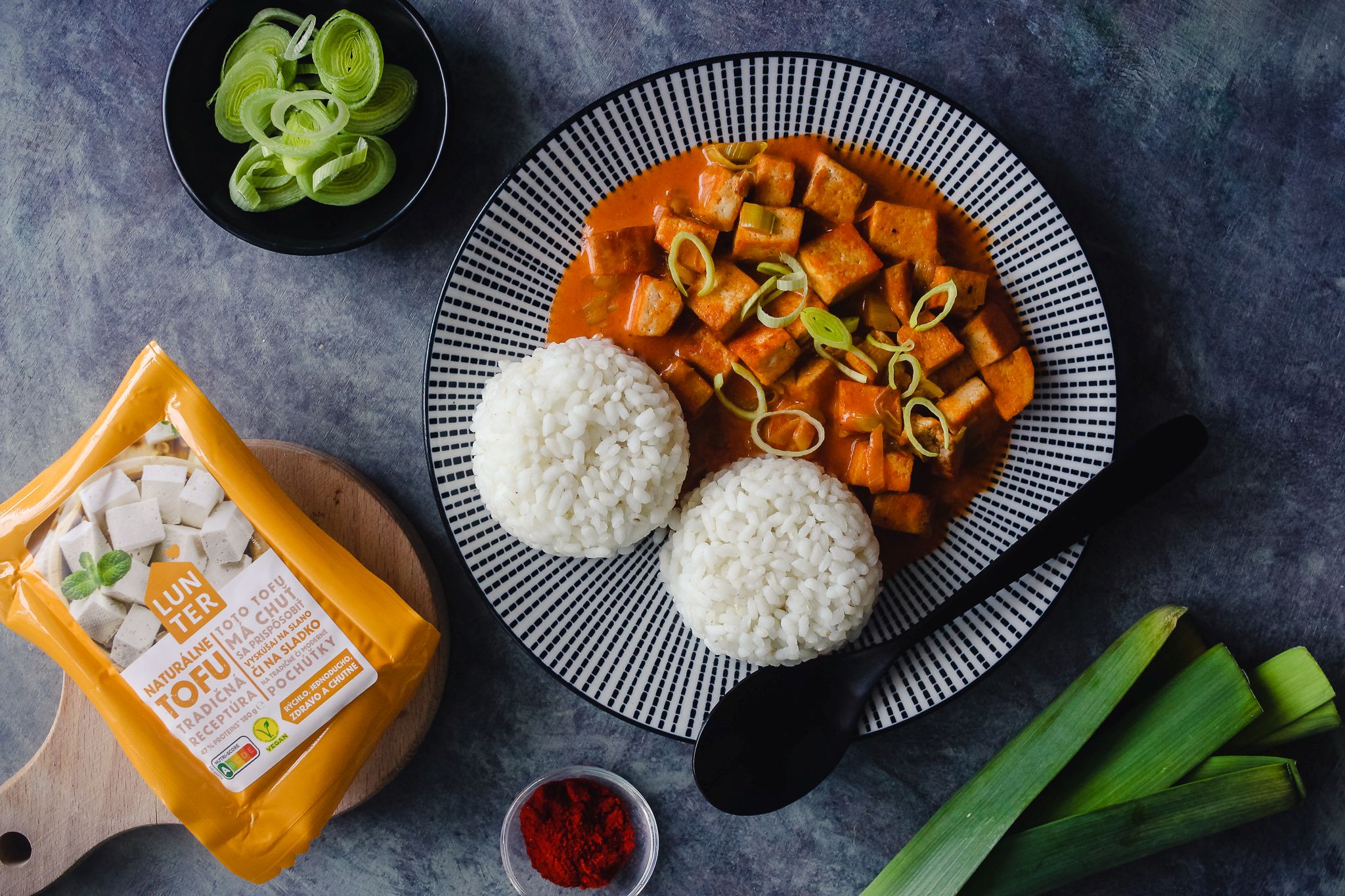 tofu na paprike s ryžou, vegánske jedlo