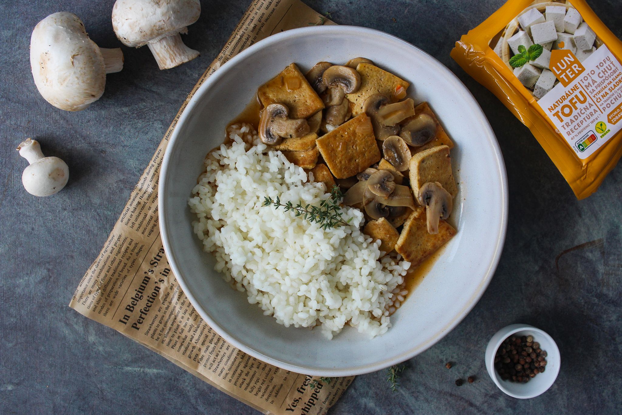vegánske jedlo, tofu na šampiňónoch, rýža